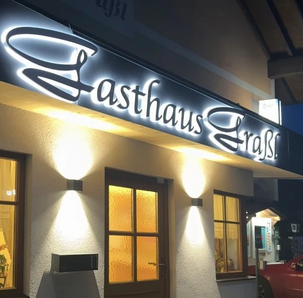 LED-Schriftzug am Gasthaus Graßl bei Nacht