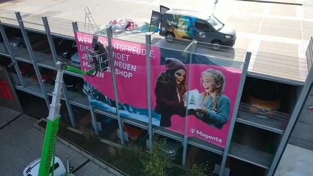 Magenta-Werbebanner an einem Geländer