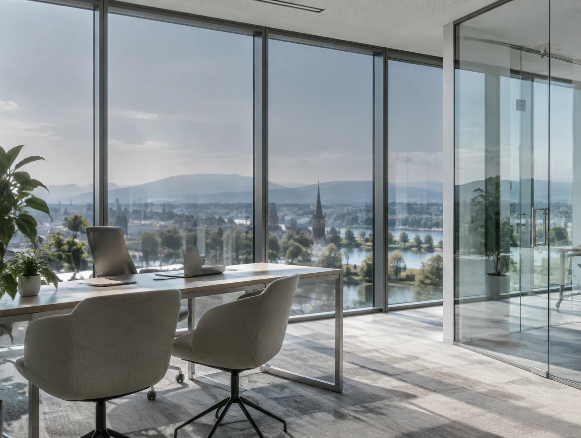 Büro mit großen geraden Fenstern und dezentem Sonnenschutz