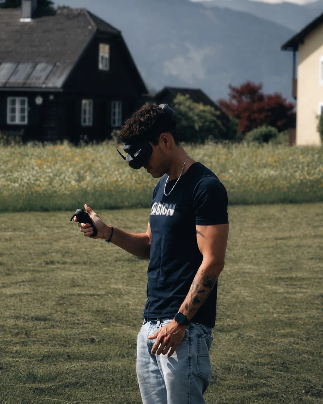 Drohnenpilot mit FPV-Brille und Steuerung