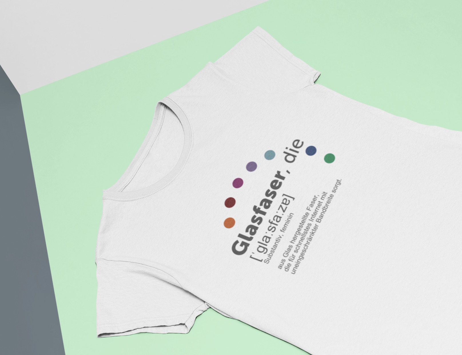 Weißes T-Shirt mit Firmenaufdruck